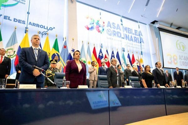 Presidenta de Honduras participa en sesión del Parlatino
