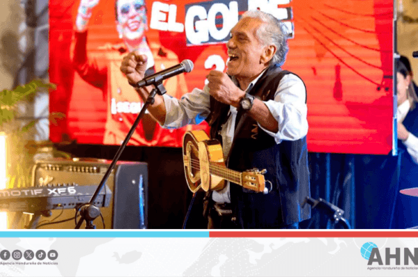Gobierno de Honduras condecoró a artistas nacionales y extranjeros