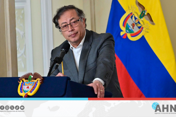 Presidente colombiano solicitó renuncia a funcionarios de su gabinete