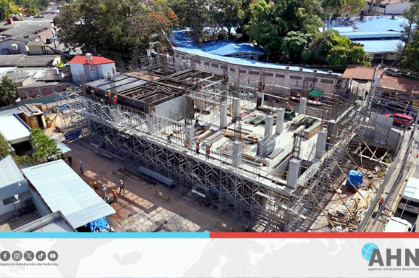 Autoridades de Honduras supervisan avances en obras de salud