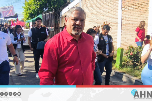 Canciller hondureño ejerce sufragio en comicios primarios