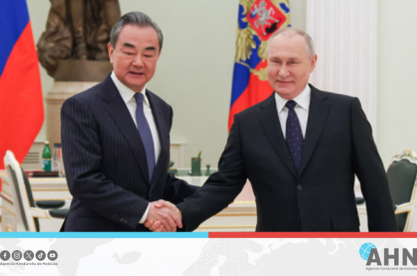 Presidente ruso se reúne con ministro de Relaciones Exteriores de China