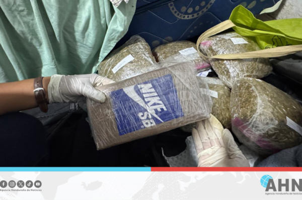 Policía hondureña captura integrantes de banda criminal y decomisa arsenal de armas