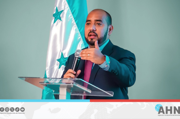Ministro hondureño resalta logros en alfabetización, bilingüismo y reforma educativa