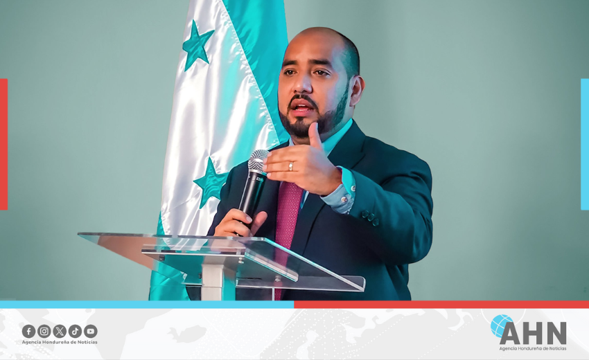 Ministro hondureño resalta logros en alfabetización, bilingüismo y reforma educativa
