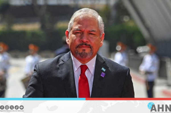 Renuncia canciller de Honduras para unirse a fórmula presidencial