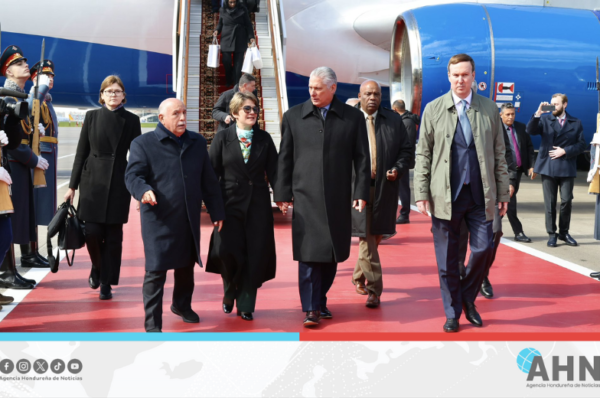Presidente cubano llega a Moscú para actos por Día de la Victoria