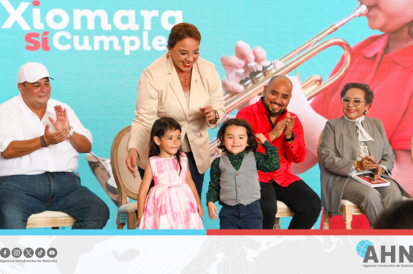 Presidenta hondureña inaugura remodelación de escuela experimental de música