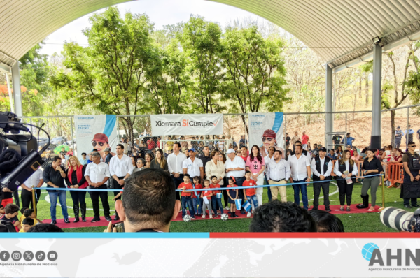 Gobierno inaugura cancha deportiva número 72 en Honduras