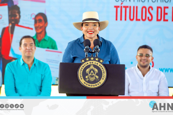 Presidenta Castro entrega 1,125 títulos de propiedad en norte de Honduras