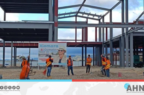 Autoridades de Salud supervisan construcción de hospital en occidente de Honduras