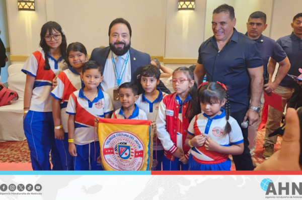 Presidente del Congreso reafirma compromiso con el deporte juvenil de Honduras