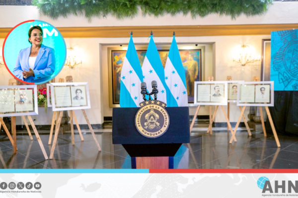 Presidenta de Honduras entrega premios “Mártires de la Resistencia” a 15 periodistas