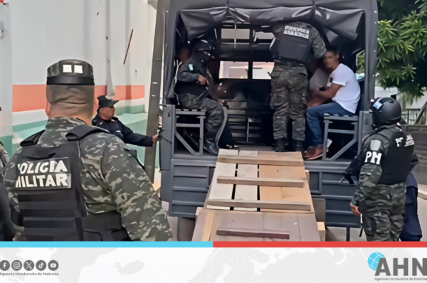 Autoridades de Honduras realizan traslado de reos a distintos centros penales