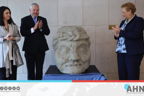 Honduras devela escultura Maya “Hombre Anciano” en sede de la ONU