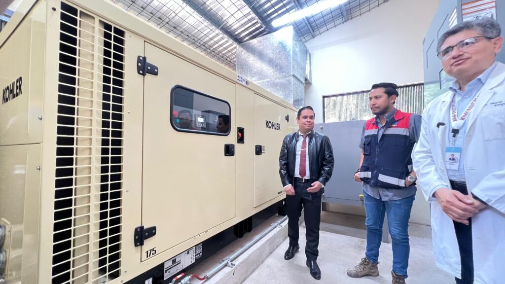 Médicos durante la inauguración de la planta eléctrica. 