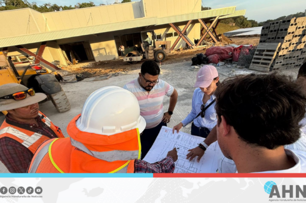 Presidenta Castro supervisa reconstrucción de hospital en zona insular de Honduras