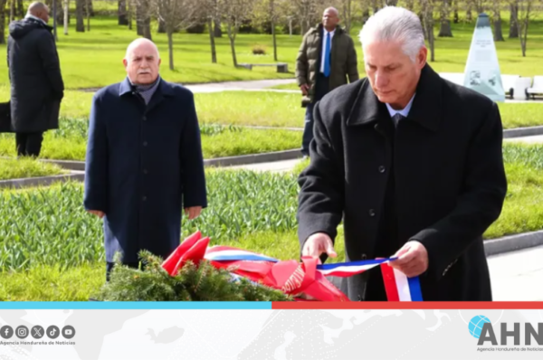 Presidente de Cuba rindió homenaje a defensores de Leningrado
