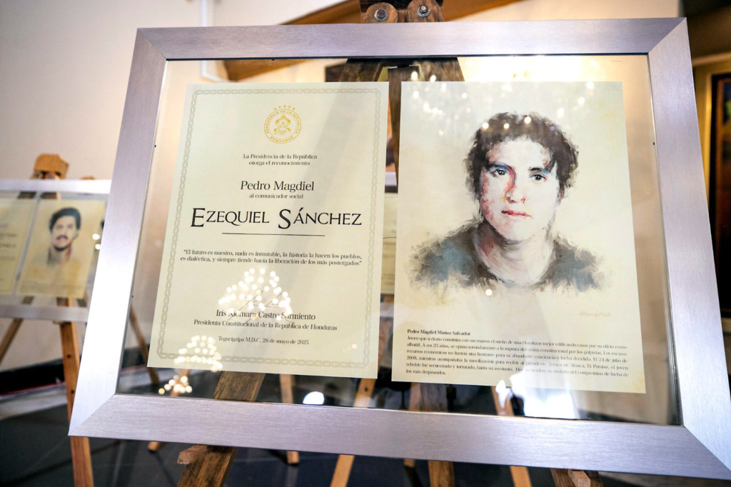 Presidenta de Honduras entrega premios “Mártires de la Resistencia” a 15 periodistas.