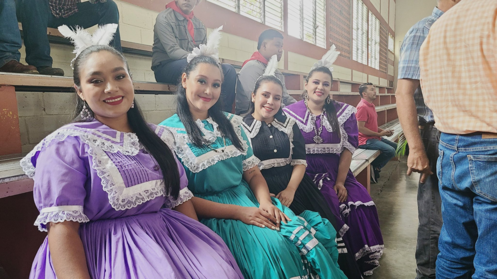 Representantes del folclore hondureño durante el evento con la abogada. 