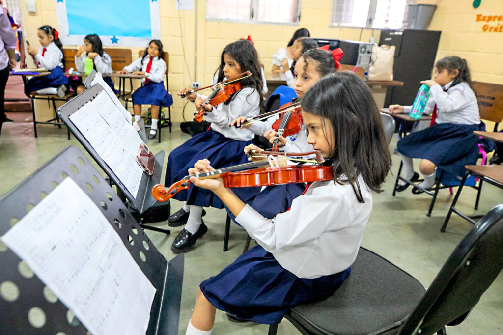 Presidenta hondureña inaugura remodelación de escuela experimental de música