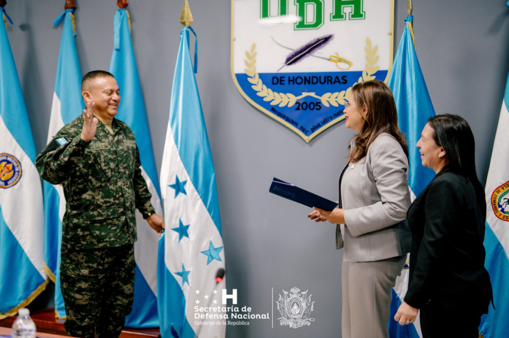 Ministra Moncada lidera sesión de la Universidad de Defensa de Honduras.