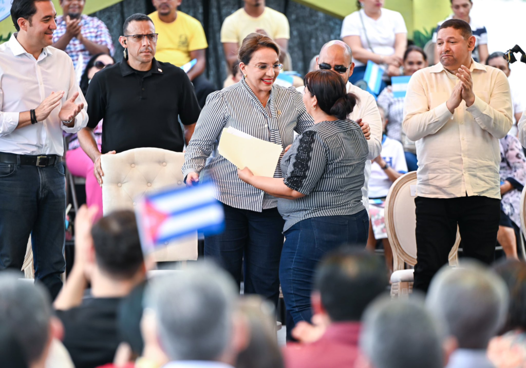 Honduras logra hito educativo con 15 de 18 departamentos declarados libres de analfabetismo.