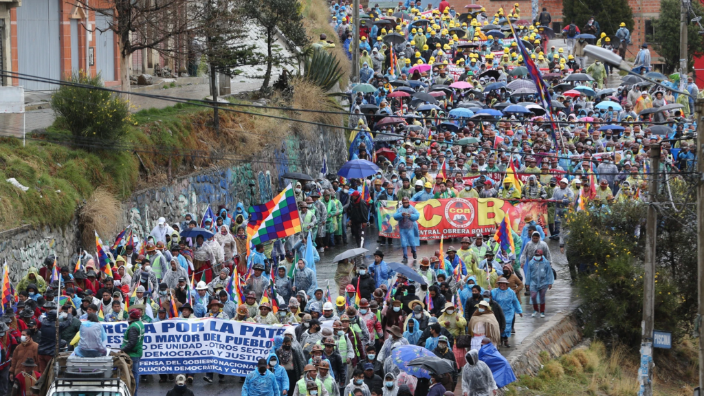 Seguidores de Evo Morales marchan en Bolivia para exigir candidatura presidencial. 