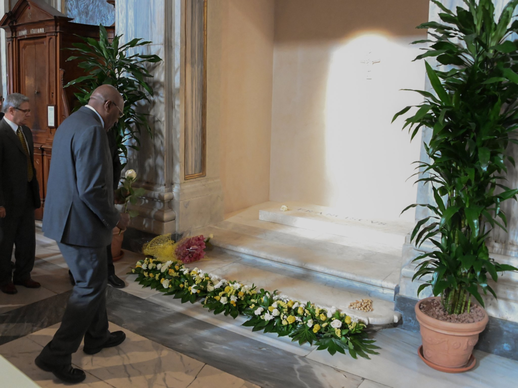 Vicepresidente de Cuba rinde homenaje en Italia a José Martí.