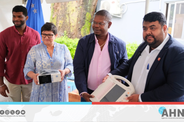 Autoridades hondureñas reciben donación de equipo médico