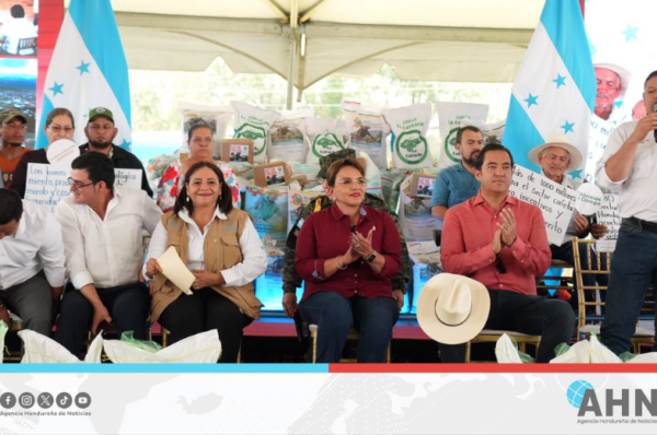 Presidenta de Honduras entrega Bono Tecnológico Productivo a 5,500 campesinos