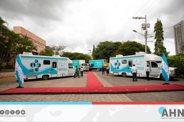 Presidenta de Honduras entrega clínicas móviles para fortalecer atención médica