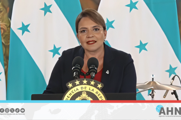 Presidenta de Honduras rinde homenaje a mártires del golpe de Estado
