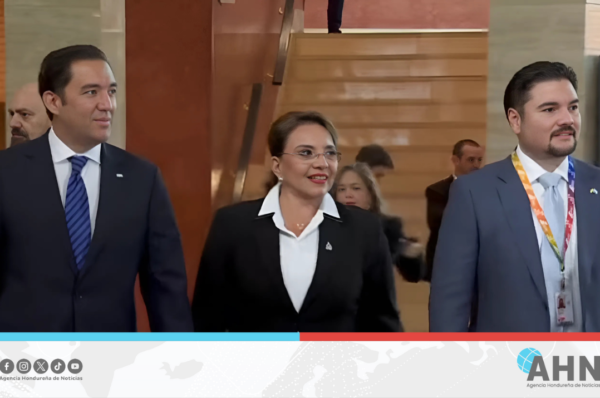 Presidenta Xiomara Castro llega a sede de cumbre de la ONU en Sevilla