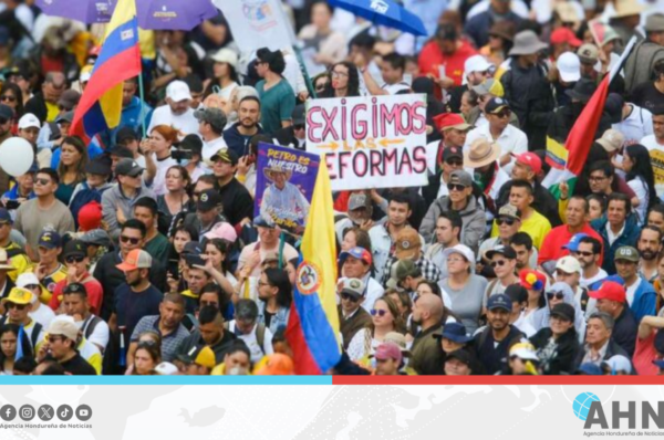 Respaldan consulta popular y reforma laboral con plantón en Colombia