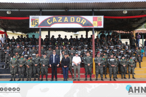Presidenta Castro supervisa batallón de las FFAA en oriente de Honduras