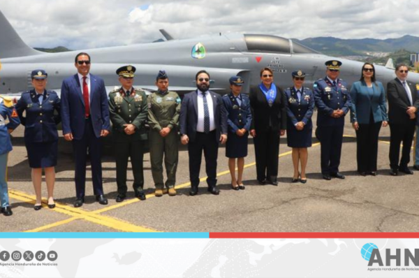 Presidenta de Honduras celebra 94 años de la Fuerza Aérea