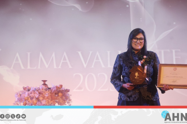 Funcionaria hondureña recibe premio internacional “Alma Valiente 2025” en México