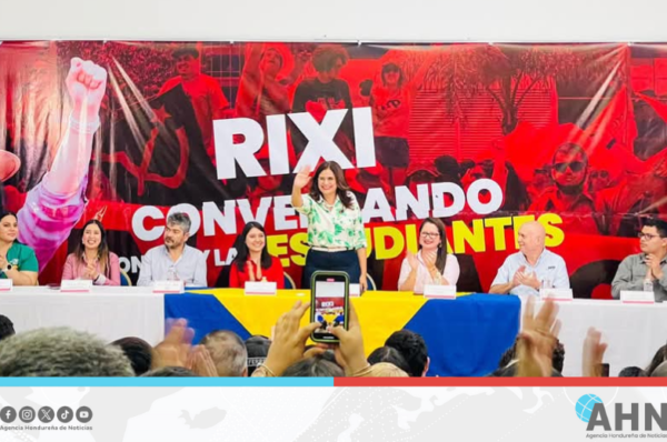 Abogada Rixi Moncada dialoga con universitarios y reafirma compromiso educativo para Honduras