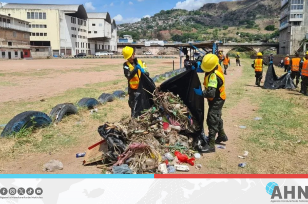 FFAA realiza jornada de limpieza para eliminar criaderos de zancudos en Honduras