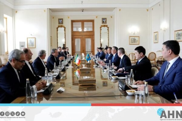 Firma Irán memorando de entendimiento sobre cooperación diplomática con Kazajistán