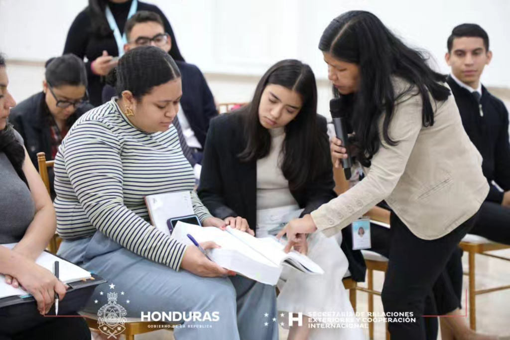 Capacitan a funcionarios hondureños sobre principios de clasificación arancelaria.