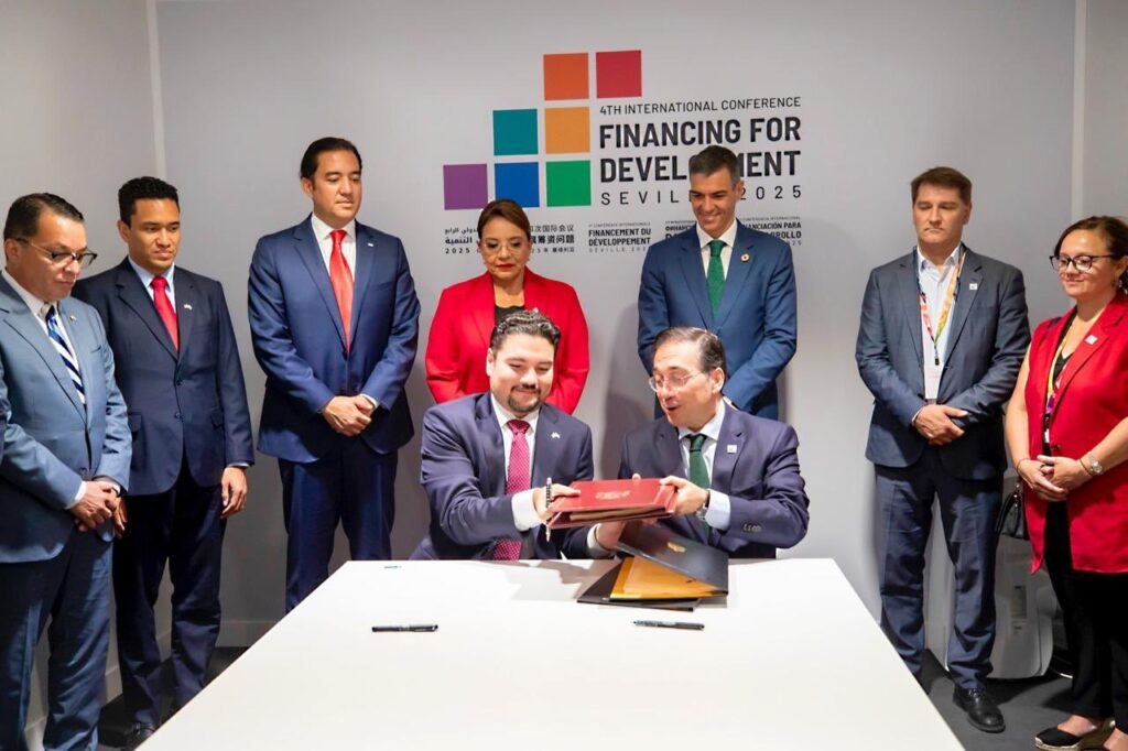 Firma de convenio aéreo entre Honduras y España.