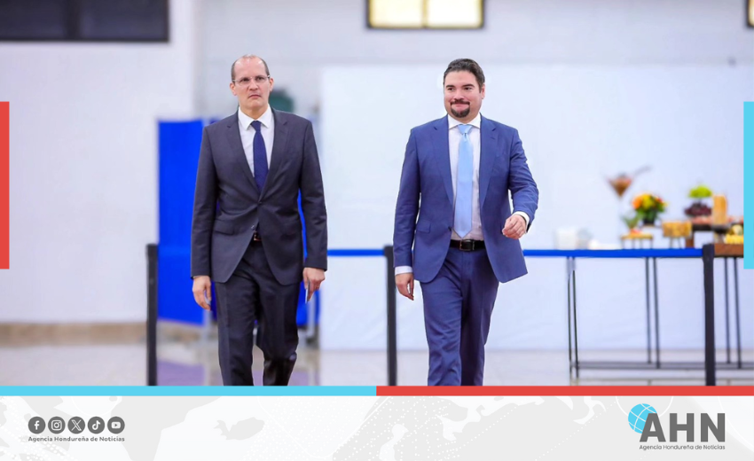 Gobierno de Honduras condecora al Representante Residente del PNUD