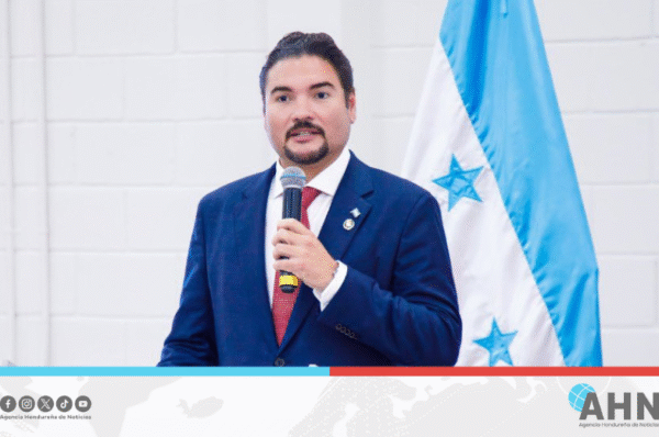 Canciller hondureño reafirma compromiso de apoyar connacionales en Estados Unidos