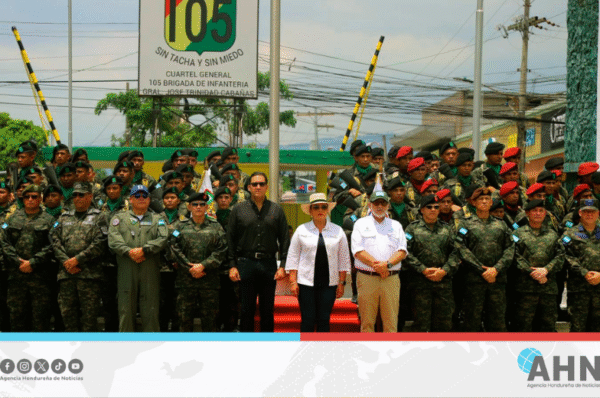 Presidenta Castro sostiene sesión de trabajo con autoridades militares de Honduras