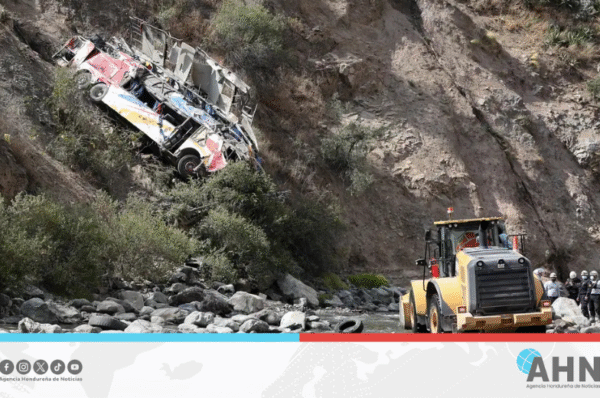 Al menos 18 muertos y 24 heridos dejó volcamiento de autobús en Perú
