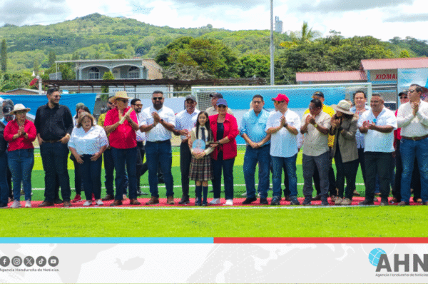 Presidenta Xiomara Castro inaugura cancha 81 en sur de Honduras