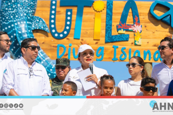 Presidenta de Honduras inaugura proyecto rompeolas y pavimentación en zona insular