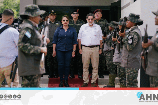 Presidenta de Honduras participa en reunión con batallón de protección ambiental